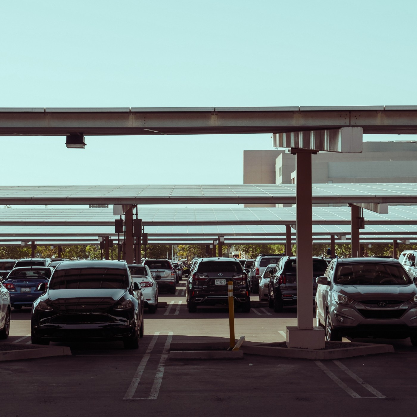 Les parkings se transforment grce aux ombrires photovoltaques