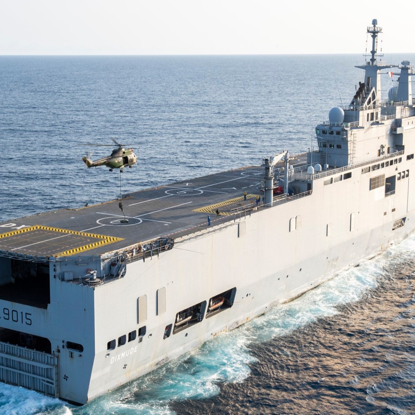 Le porte-hélicoptère Dixmude va quitter Toulon pour Gaza