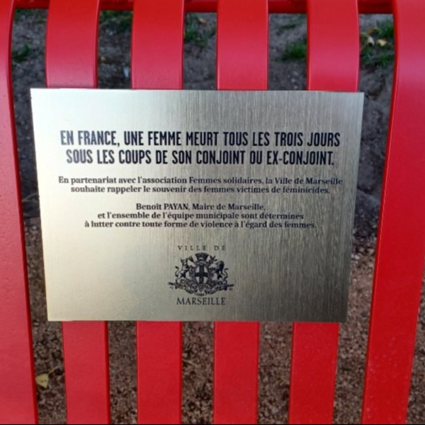 Féminicides : des bancs rouges à Marseille en hommage aux victimes